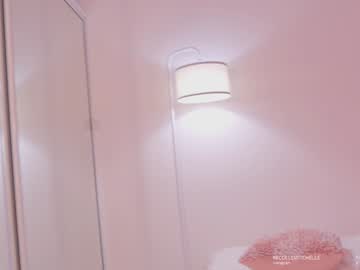 girl
        nicolle_mitchelle cam image #3832501