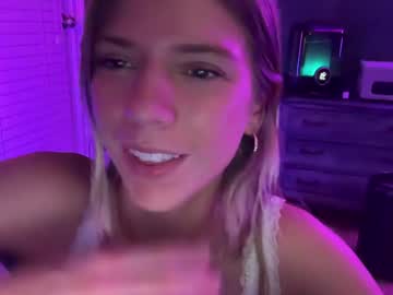 girl
        oliviahansleyy cam image #3329000