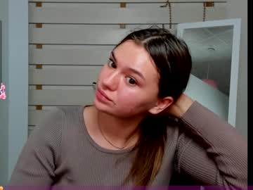 girl
        monika_youu cam image #3475003