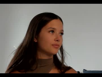girl
        emilybatee cam image #1074725