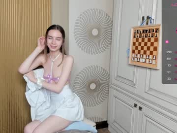girl
        happiness_call cam image #1679057