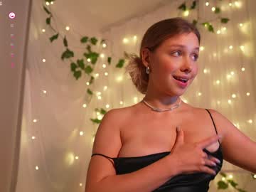 girl
        april_blush cam image #3450663