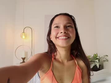 girl
        marce_algara cam image #3679607
