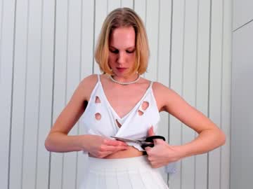 girl
        noreenelletson cam image #2211775