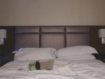 couple
        ari_lovexo cam image #2401900