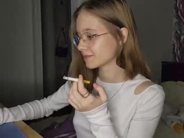 girl
        lowress cam image #4196911