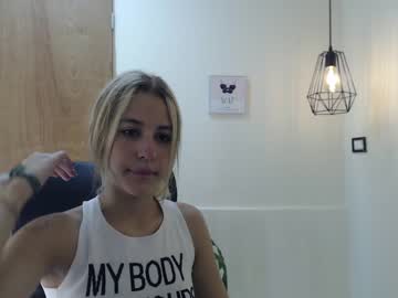 girl
        keylly_cute cam image #1900707