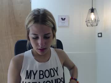 girl
        keylly_cute cam image #1900612