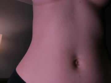 girl
        lauratanguy cam image #3426403