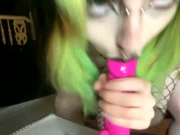 girl
        cryptiddi3s cam image #191957