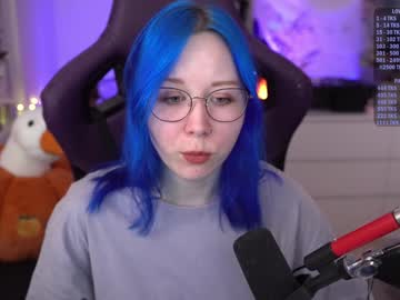 girl
        blue_mooncat cam image #3576431