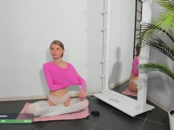 girl
        phoebepaw cam image #4379338