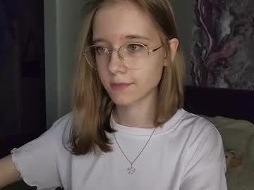 girl
        lowress cam image #4235962