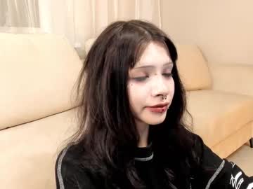 girl
        lynngoodsell cam image #3317332